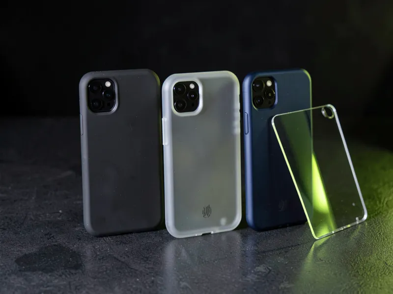 Três capas de celular e uma película de vidro